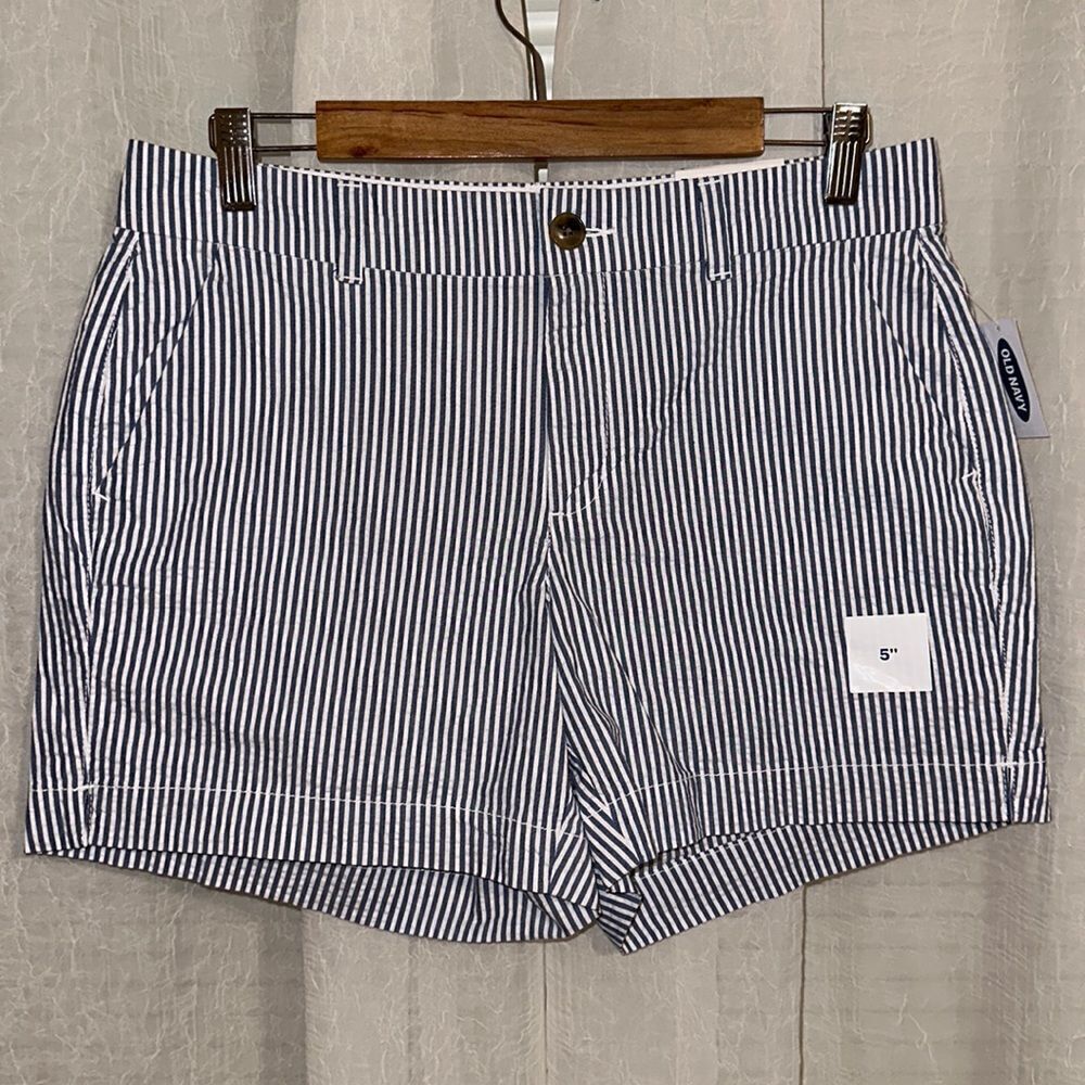 Old Navy 6 Light Blue White Vertical Stripes 5” Mid Rise Everyday Cotton Shorts